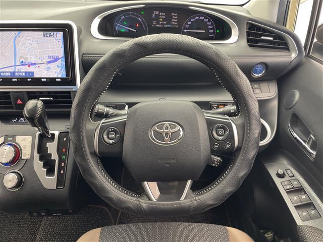 シエンタ ファンベースＧ　グランパー　純正ナビ（ＢＴ／ＣＤ／ＤＶＤ／ＴＶ））　衝突軽減　ｉｎｎｏカーゴキャリア　社外ホイール　レーンキープ　ビルトインＥＴＣ　ＡＣ１００Ｖ　電格ミラー　ＵＳＢ給電　革ステアリング　ステアリングリモコン　クル（8枚目）