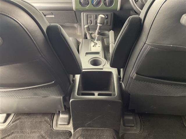 ＦＪクルーザー カラーパッケージ　社外ナビ　フルセグＴＶ　クルーズコントロール　後コーナーセンサー　ＥＴＣ　ルーフキャリア　フロアマット　ドアバイザー　背面タイヤ　バックカメラ（25枚目）