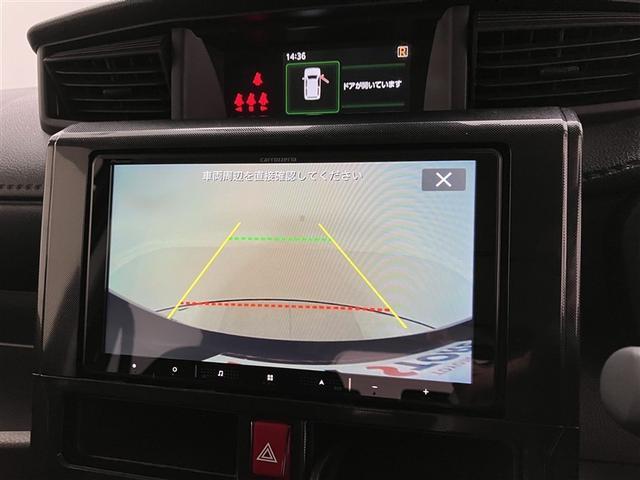 こちらのバックカメラは画面にラインが表示されておりますので、バック時のクルマの進行方向の目安になります。より高いレベルで車庫入れをサポートする、便利な機能ですね。