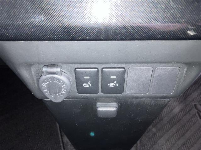 運転席、助手席にはシートヒーターが付いています。最近の冬場は例年よりも寒くなっています。。。シートヒーターがあるとないとじゃ大違い！ぜひお試しあれ！