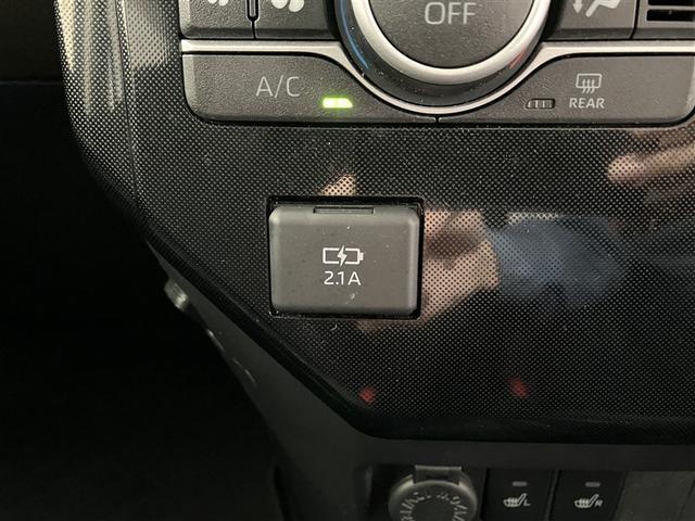 こちらのクルマはＵＳＢ接続コネクタも装備されています♪スマホの充電などにお使い下さい。ご旅行中での充電切れも、これなら心配いりませんね！