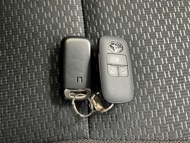 ドアの開閉時、両手が荷物で塞がっている時はキーレスでのカギの解除が大変ですよね。スマートキーはポケットやバッグに入れておけば、ノブに触れただけでロックの解除が可能です。とても便利な機能です。