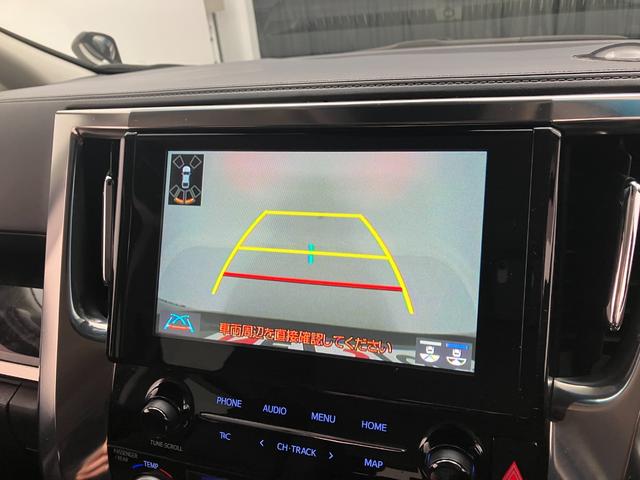 こちらのバックカメラは画面にラインが表示されておりますので、バック時のクルマの進行方向の目安になります。より高いレベルで車庫入れをサポートする、便利な機能ですね。