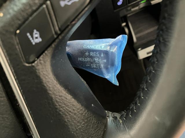 前方の車との車間を設定し、スピードを上げたり緩めたりを自動で行ってくれる追尾式の「レーダークルーズ」。上級装備の一つです！高級車にしかつかない嬉しい機能です。