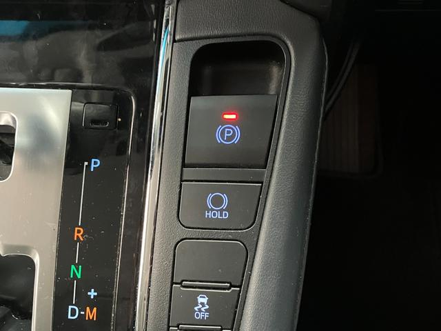 指先でパーキングブレーキの操作ができます。ブレーキホールドもついているので停止中に、ブレーキペダルから足を離しても停止状態を維持し続けてくれます。信号待ちなどの際に非常に便利です。