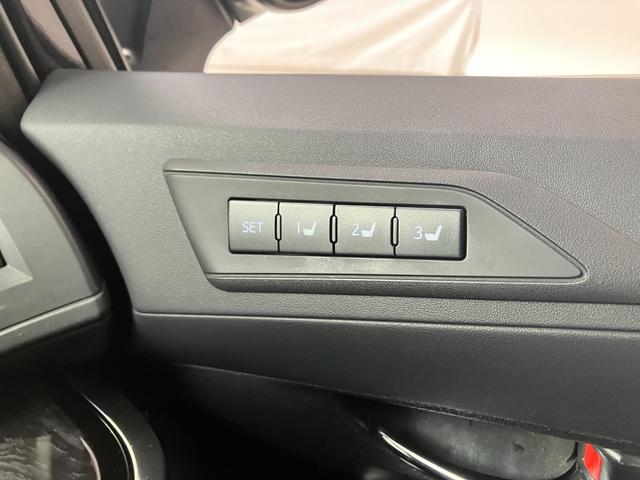 ３つまでシートポジションを登録することが可能です。家族やオーナー以外が乗った後でも、細かいシートポジションのセットは不要です。高級車ならではの装備ですね。