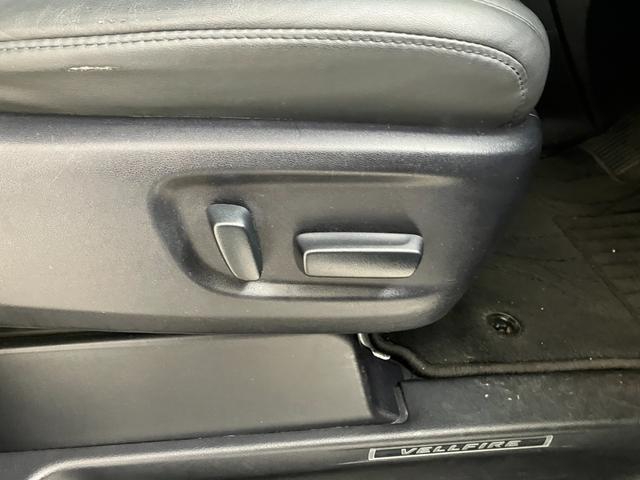 運転する時はドライビングポジションが気になりますよね。パワーシートで座席位置の微調整もしっかりできます。高級感がある装備としても人気があります。