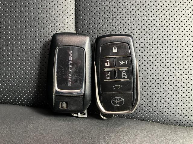 ドアの開閉時、両手が荷物で塞がっている時はキーレスでのカギの解除が大変ですよね。スマートキーはポケットやバッグに入れておけば、ノブに触れただけでロックの解除が可能です。とても便利な機能です。