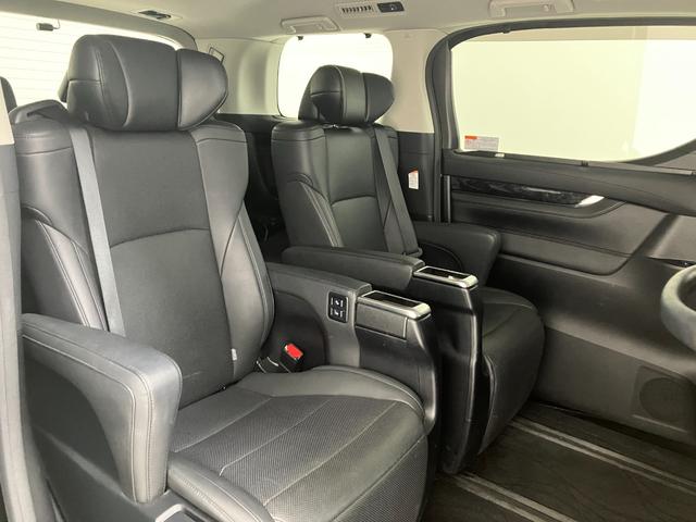 後部座席のスペースもしっかり確保しております。大人の方が乗るにも十分で、チャイルドシートをつけてもお子様の乗り降りもラクラクです。長時間ドライブも疲れにくそうですね。