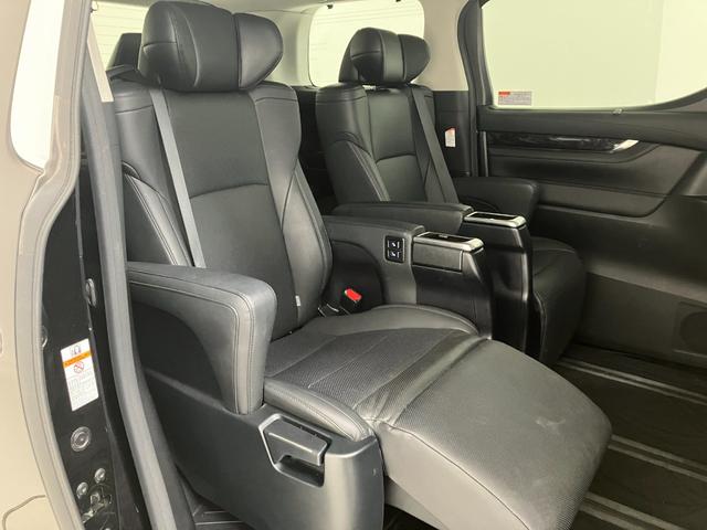 乗せる方を「おもてなし」するための快適装備。シートにはオットマンが付いておりますので、ゆったりクルマに乗れそうです。運転するのがイヤになってしまうかも。