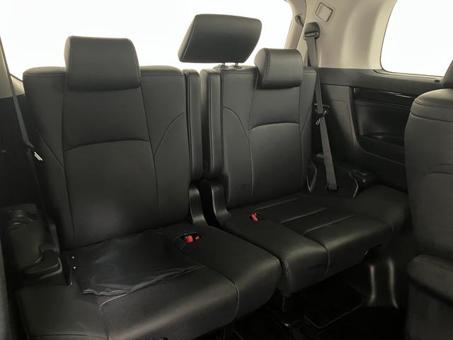 ３列目の座席もゆとりがあります。大人でもゆったり座れるので、仲間で楽しいドライブができそうですね。