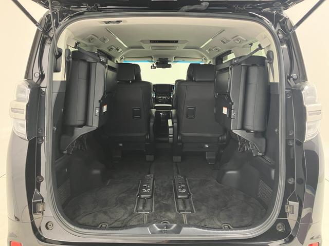 写真のように後部座席を跳ね上げれば、普段なかなか載せることのないような大きな荷物もしっかり積むことができそうですね。