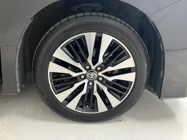 純正１８インチアルミを装備して、見た目も良好です。クルマはやっぱり外見も大切にしたいですよね。純正アルミは高い完成度で、クルマにマッチします。