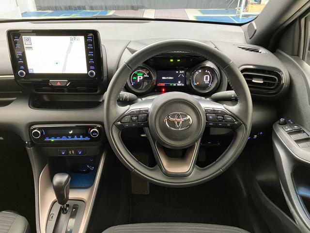 ヤリス ハイブリッドＺ　トヨタセーフティセンス　レーダークルーズコントロール　ディスプレイオーディオナビ　ＬＥＤヘッドライト　キーレスエントリー　ＥＴＣ　バックモニター　シートヒーター　ステアリングヒーター　ミラー型ドラレコ（2枚目）