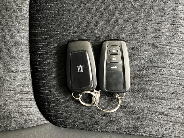 クラウンハイブリッド ＲＳ　トヨタセーフティセンス　レーダークルコン　ブラインドスポットモニター　ディスプレイオーディオナビ　ＣＤ＆ＤＶＤ再生　フルセグＴＶ　ＥＴＣ２．０　バックモニター　シートヒーター　ＬＥＤヘッドライト（24枚目）