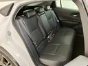 後部座席のスペースもしっかり確保しております。大人の方が乗るにも十分で、チャイルドシートをつけてもお子様の乗り降りもラクラクです。長時間ドライブも疲れにくそうですね。
