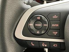 運転中、オーディオの操作をしてて、ハッとしたことはありませんか？ステアリングスイッチは、運転中でもハンドルでオーディオの操作が可能です。安全なドライブをサポートします。 3