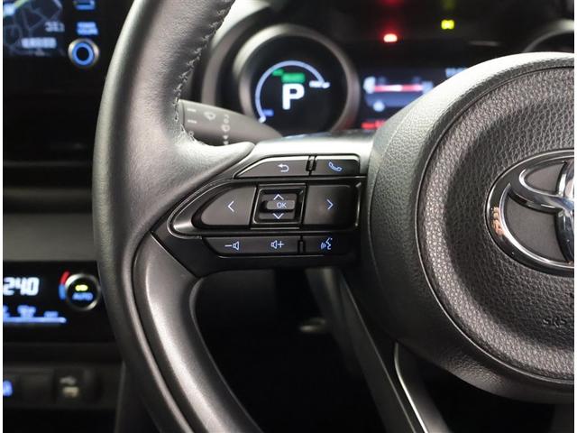 ヤリスクロス ハイブリッドＧ　ＥＳＣ　メディアプレイヤー接続　点検記録簿　衝突軽減　ナビ＆ＴＶ　フルセグ　盗難防止装置　スマートキー　キーレス　ＥＴＣ　オートエアコン　オートクルーズコントロール　バックカメラ　４ＷＤ　ＤＶＤ再生（7枚目）