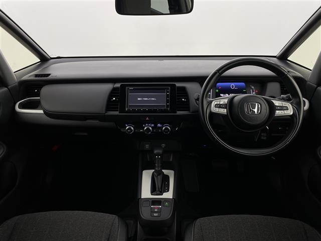 フィット ｅ：ＨＥＶホーム　純正ＳＤナビ　衝突被害軽減ブレーキ　ＬＥＤヘッドライト　バックモニター　フルセグＴＶ　ドラレコ　Ｂｌｕｅｔｏｏｔｈ　スマートキー　ＥＴＣ　レーダークルーズ　コーナーセンサー　レーンキープ　ＤＶＤ（2枚目）