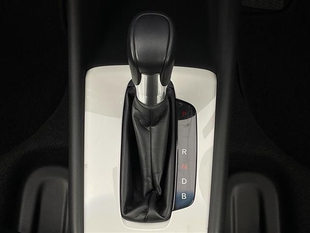 フィット ｅ：ＨＥＶホーム　純正ＳＤナビ　衝突被害軽減ブレーキ　ＬＥＤヘッドライト　バックモニター　フルセグＴＶ　ドラレコ　Ｂｌｕｅｔｏｏｔｈ　スマートキー　ＥＴＣ　レーダークルーズ　コーナーセンサー　レーンキープ　ＤＶＤ（17枚目）