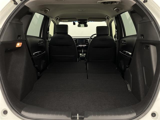 フィット ｅ：ＨＥＶホーム　純正ＳＤナビ　衝突被害軽減ブレーキ　ＬＥＤヘッドライト　バックモニター　フルセグＴＶ　ドラレコ　Ｂｌｕｅｔｏｏｔｈ　スマートキー　ＥＴＣ　レーダークルーズ　コーナーセンサー　レーンキープ　ＤＶＤ（19枚目）