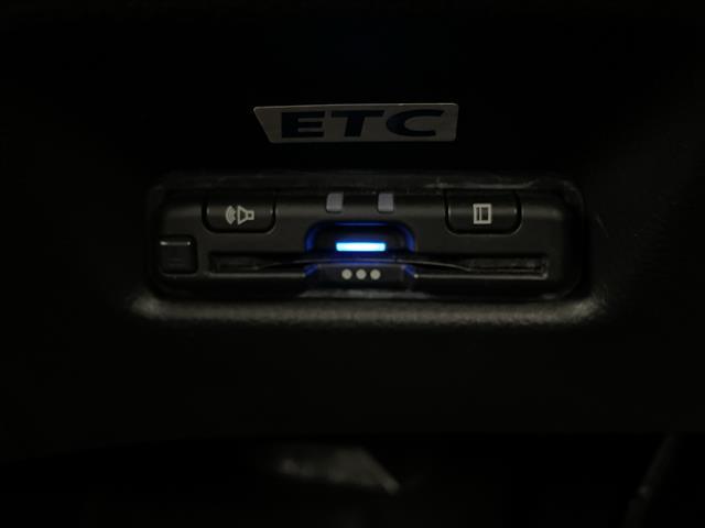 フィット ｅ：ＨＥＶホーム　純正ＳＤナビ　衝突被害軽減ブレーキ　ＬＥＤヘッドライト　バックモニター　フルセグＴＶ　ドラレコ　Ｂｌｕｅｔｏｏｔｈ　スマートキー　ＥＴＣ　レーダークルーズ　コーナーセンサー　レーンキープ　ＤＶＤ（22枚目）