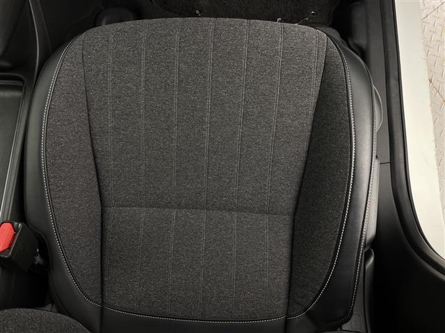 フィット ｅ：ＨＥＶホーム　純正ＳＤナビ　衝突被害軽減ブレーキ　ＬＥＤヘッドライト　バックモニター　フルセグＴＶ　ドラレコ　Ｂｌｕｅｔｏｏｔｈ　スマートキー　ＥＴＣ　レーダークルーズ　コーナーセンサー　レーンキープ　ＤＶＤ（25枚目）