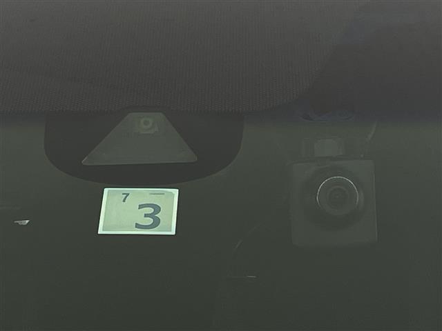 フィットハイブリッド Ｓ　ホンダセンシング　純正ＳＤナビ　衝突被害軽減ブレーキ　ＬＥＤヘッドライト　バックモニター　フルセグＴＶ　ドラレコ　Ｂｌｕｅｔｏｏｔｈ　スマートキー　ＥＴＣ　レーダークルーズ　レーンキープ　ＤＶＤ　純正アルミ（3枚目）