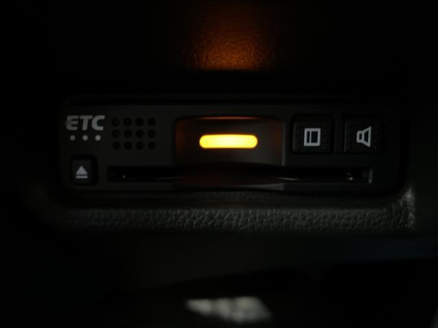 フィットハイブリッド Ｓ　ホンダセンシング　純正ＳＤナビ　衝突被害軽減ブレーキ　ＬＥＤヘッドライト　バックモニター　フルセグＴＶ　ドラレコ　Ｂｌｕｅｔｏｏｔｈ　スマートキー　ＥＴＣ　レーダークルーズ　レーンキープ　ＤＶＤ　純正アルミ（4枚目）