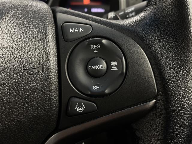 フィットハイブリッド Ｓ　ホンダセンシング　純正ＳＤナビ　衝突被害軽減ブレーキ　ＬＥＤヘッドライト　バックモニター　フルセグＴＶ　ドラレコ　Ｂｌｕｅｔｏｏｔｈ　スマートキー　ＥＴＣ　レーダークルーズ　レーンキープ　ＤＶＤ　純正アルミ（5枚目）