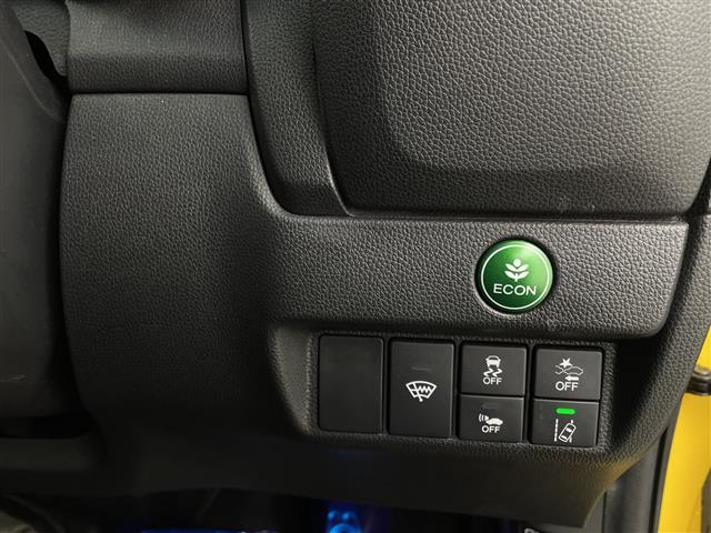 フィットハイブリッド Ｓ　ホンダセンシング　純正ＳＤナビ　衝突被害軽減ブレーキ　ＬＥＤヘッドライト　バックモニター　フルセグＴＶ　ドラレコ　Ｂｌｕｅｔｏｏｔｈ　スマートキー　ＥＴＣ　レーダークルーズ　レーンキープ　ＤＶＤ　純正アルミ（7枚目）