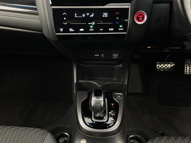 フィットハイブリッド Ｓパッケージ　ＬＥＤヘッドライト　フルセグＴＶ　ＳＤナビ　ＥＴＣ　Ｂｌｕｅｔｏｏｔｈ　スマートキー　クルーズコントロール　ＤＶＤ　純正アルミ　ウィンカーミラー　プッシュスタート　パドルシフト　冬タイヤ　スペアキー（9枚目）