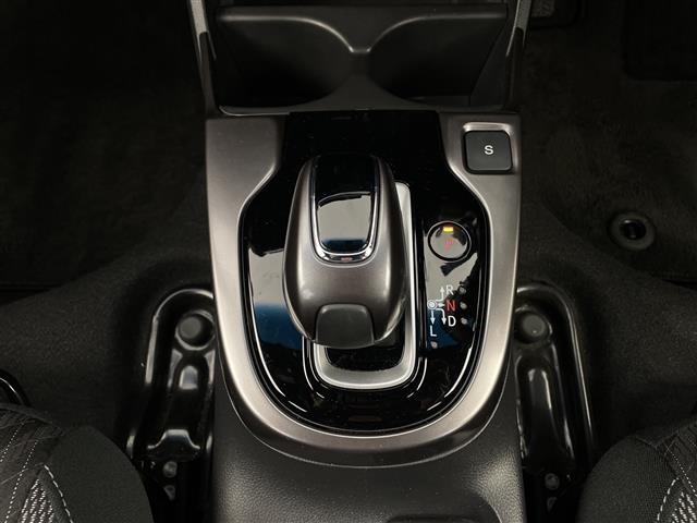 フィットハイブリッド Ｓパッケージ　ＬＥＤヘッドライト　フルセグＴＶ　ＳＤナビ　ＥＴＣ　Ｂｌｕｅｔｏｏｔｈ　スマートキー　クルーズコントロール　ＤＶＤ　純正アルミ　ウィンカーミラー　プッシュスタート　パドルシフト　冬タイヤ　スペアキー（10枚目）