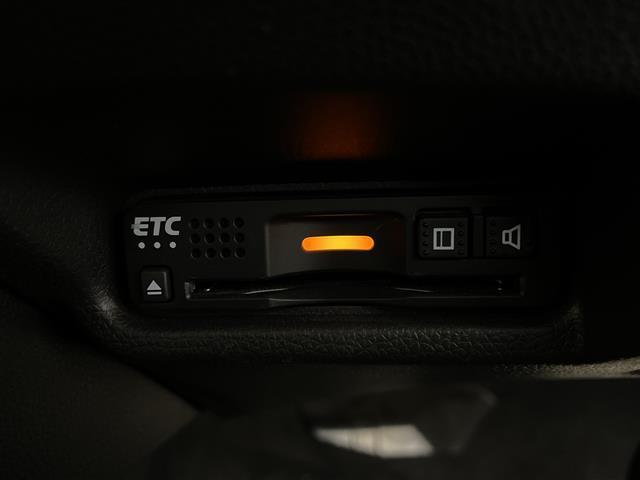 フィットハイブリッド Ｓパッケージ　ＬＥＤヘッドライト　フルセグＴＶ　ＳＤナビ　ＥＴＣ　Ｂｌｕｅｔｏｏｔｈ　スマートキー　クルーズコントロール　ＤＶＤ　純正アルミ　ウィンカーミラー　プッシュスタート　パドルシフト　冬タイヤ　スペアキー（12枚目）