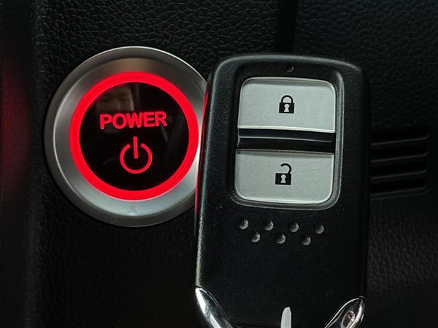 フィットハイブリッド Ｓパッケージ　ＬＥＤヘッドライト　フルセグＴＶ　ＳＤナビ　ＥＴＣ　Ｂｌｕｅｔｏｏｔｈ　スマートキー　クルーズコントロール　ＤＶＤ　純正アルミ　ウィンカーミラー　プッシュスタート　パドルシフト　冬タイヤ　スペアキー（15枚目）