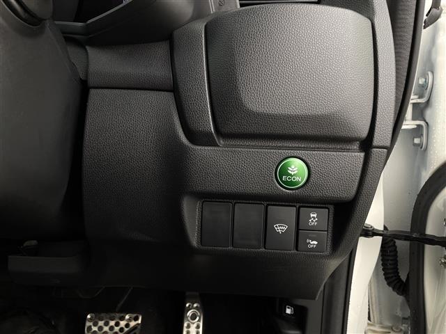 フィットハイブリッド Ｓパッケージ　ＬＥＤヘッドライト　フルセグＴＶ　ＳＤナビ　ＥＴＣ　Ｂｌｕｅｔｏｏｔｈ　スマートキー　クルーズコントロール　ＤＶＤ　純正アルミ　ウィンカーミラー　プッシュスタート　パドルシフト　冬タイヤ　スペアキー（16枚目）