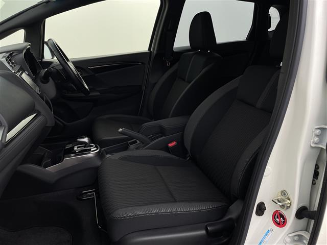 フィットハイブリッド Ｓパッケージ　ＬＥＤヘッドライト　フルセグＴＶ　ＳＤナビ　ＥＴＣ　Ｂｌｕｅｔｏｏｔｈ　スマートキー　クルーズコントロール　ＤＶＤ　純正アルミ　ウィンカーミラー　プッシュスタート　パドルシフト　冬タイヤ　スペアキー（19枚目）