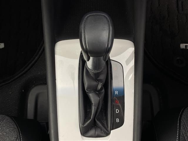 フィット ｅ：ＨＥＶホーム　純正ナビ　バックモニター　フルセグＴＶ　ドラレコ　ＬＥＤヘッドライト　衝突被害軽減ブレーキ　Ｂｌｕｅｔｏｏｔｈ　スマートキー　ＥＴＣ　レーダークルーズ　コーナーセンサー　レーンキープ　ＤＶＤ　冬タイヤ（9枚目）