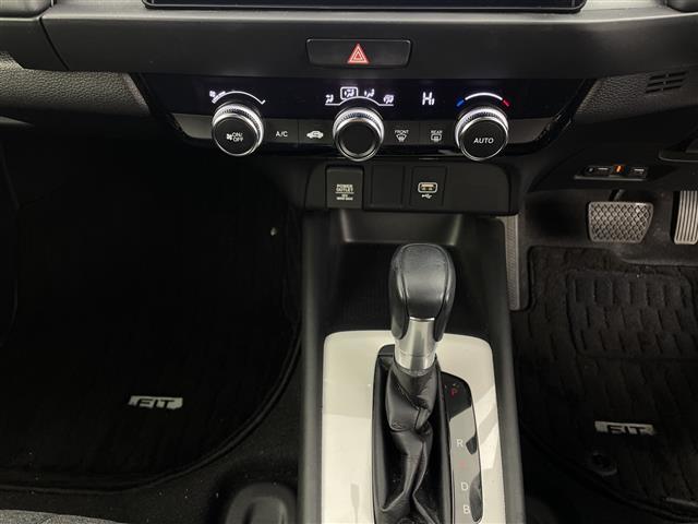 フィット ｅ：ＨＥＶホーム　純正ナビ　バックモニター　フルセグＴＶ　ドラレコ　ＬＥＤヘッドライト　衝突被害軽減ブレーキ　Ｂｌｕｅｔｏｏｔｈ　スマートキー　ＥＴＣ　レーダークルーズ　コーナーセンサー　レーンキープ　ＤＶＤ　冬タイヤ（11枚目）