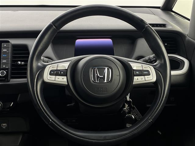 フィット ｅ：ＨＥＶホーム　純正ナビ　バックモニター　フルセグＴＶ　ドラレコ　ＬＥＤヘッドライト　衝突被害軽減ブレーキ　Ｂｌｕｅｔｏｏｔｈ　スマートキー　ＥＴＣ　レーダークルーズ　コーナーセンサー　レーンキープ　ＤＶＤ　冬タイヤ（12枚目）