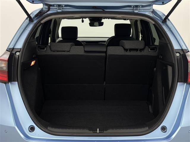 フィット ｅ：ＨＥＶホーム　純正ナビ　バックモニター　フルセグＴＶ　ドラレコ　ＬＥＤヘッドライト　衝突被害軽減ブレーキ　Ｂｌｕｅｔｏｏｔｈ　スマートキー　ＥＴＣ　レーダークルーズ　コーナーセンサー　レーンキープ　ＤＶＤ　冬タイヤ（26枚目）