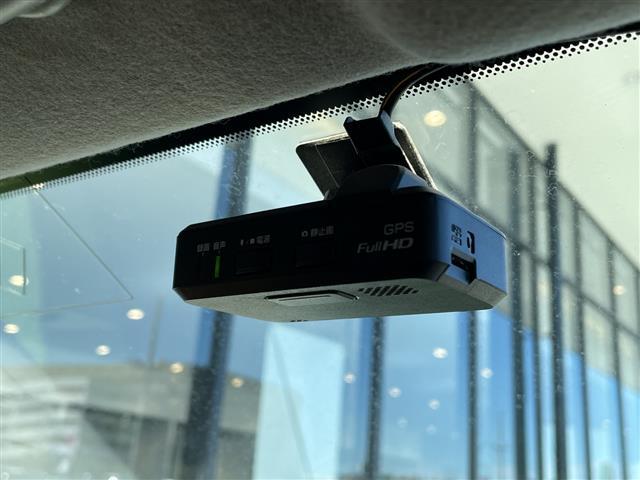 マーチ Ｘ　Ｖセレクション　純正ナビ　１４インチアルミホイール　ドライブレコーダー　ＥＴＣ　フルセグ　ＣＤ　Ｂｌｕｅｔｏｏｔｈ　スマートキー　プッシュスタート　横滑り防止装置　アイドリングストップ　純正フロアマット　電動格納ミラ（7枚目）