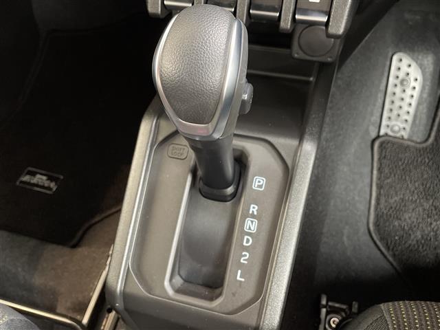 ジムニーシエラ ＪＣ　クルーズコントロール　シートヒーター　コーナーセンサー　純正１５インチアルミホイール　４ＷＤ　ＬＥＤヘッドライト　ダウンヒルアシストコントロール　ステアリングスイッチ　スマートキー　プッシュスタート（10枚目）