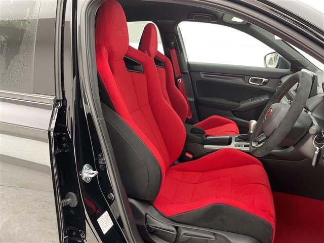 シビック タイプＲ　登録済未使用車　純正９型ディズプレイオーディオナビ　リアスポイラー　レーダークルーズコントロール　バックカメラ　コーナーセンサー　純正アルミホイール　ＥＴＣ２．０　ブラインドスポットモニター　キャリパ（14枚目）