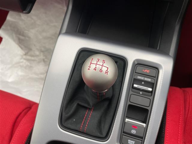 シビック タイプＲ　登録済未使用車　純正９型ディズプレイオーディオナビ　リアスポイラー　レーダークルーズコントロール　バックカメラ　コーナーセンサー　純正アルミホイール　ＥＴＣ２．０　ブラインドスポットモニター　キャリパ（26枚目）