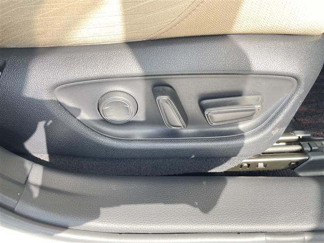 クラウンハイブリッド S Cパッケージ トヨタセーフティセンス 純正8型ナビ レーダークルーズコントロール シートヒーター バックカメラ パワーシート ヘッドアップディスプレイ コーナーセンサー 純正アルミホイール ブラインドスポットモニタ(12枚目)