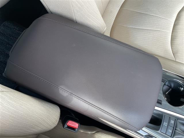 クラウンハイブリッド S Cパッケージ トヨタセーフティセンス 純正8型ナビ レーダークルーズコントロール シートヒーター バックカメラ パワーシート ヘッドアップディスプレイ コーナーセンサー 純正アルミホイール ブラインドスポットモニタ(19枚目)