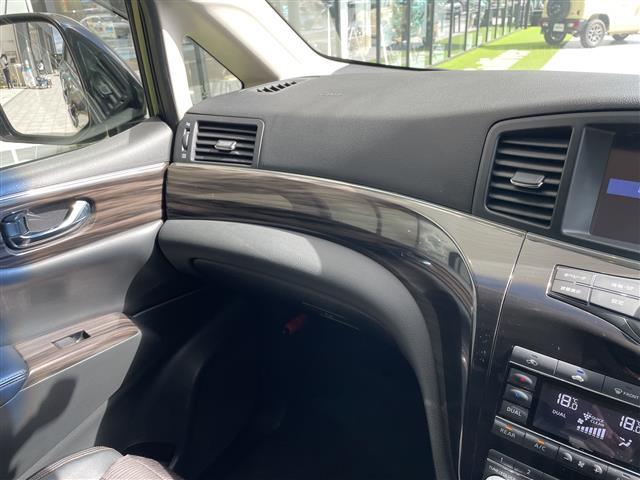 エルグランド 250ハイウェイスターS 純正ナビ フリップダウンモニター 全方位カメラ 両側パワースライドドア クルーズコントロール バックカメラ 電動リアゲート コーナーセンサー 純正アルミホイール LEDヘッドライト リアオートエアコン(24枚目)