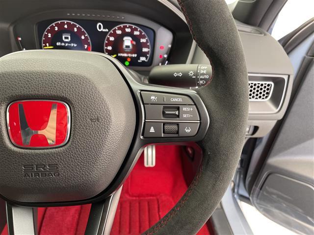 シビック タイプＲ　登録済未使用車　ホンダセンシング　純正８型ディズプレイオーディオナビ　バックカメラ　レーダークルーズコントロール　フルセグ　Ｂｌｕｅｔｏｏｔｈ　コーナーセンサー　純正アルミホイール　ＥＴＣ２．０（7枚目）