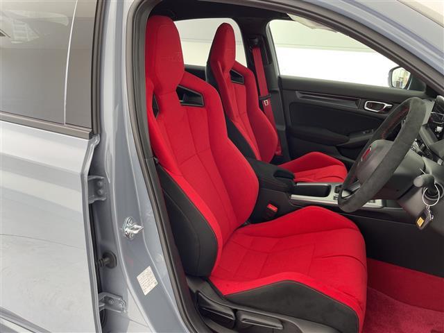 シビック タイプＲ　登録済未使用車　ホンダセンシング　純正８型ディズプレイオーディオナビ　バックカメラ　レーダークルーズコントロール　フルセグ　Ｂｌｕｅｔｏｏｔｈ　コーナーセンサー　純正アルミホイール　ＥＴＣ２．０（14枚目）